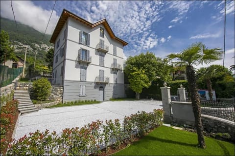 Property building, Facade/entrance, Garden