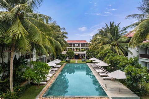 Property building, Day, Garden, Garden view, Pool view, Swimming pool, sunbed