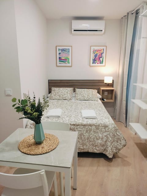 Bed, Photo of the whole room, Seating area, Bedroom, towels, air conditioner