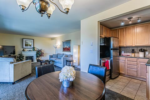 the Veranda, Best Area, 2 Baths, 2 Bedrooms, WD, Jacuzzi bath, New Carpet, Balcony, 925sf Apartment in Tacoma