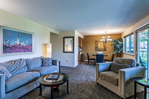 the Veranda, Best Area, 2 Baths, 2 Bedrooms, WD, Jacuzzi bath, New Carpet, Balcony, 925sf Apartment in Tacoma