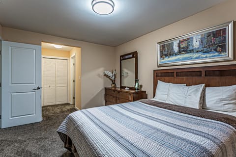 the Veranda, Best Area, 2 Baths, 2 Bedrooms, WD, Jacuzzi bath, New Carpet, Balcony, 925sf Apartment in Tacoma