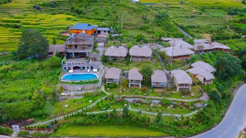 Property building, Garden, Swimming pool