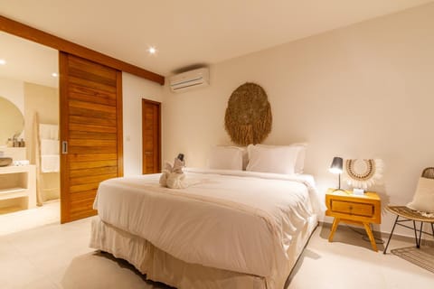 Bed, Bathroom, Photo of the whole room, Bedroom, air conditioner