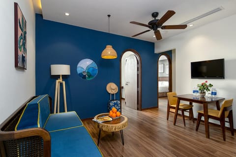 TV and multimedia, Living room, Photo of the whole room, Seating area, Dining area