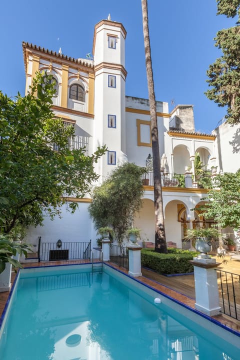 Property building, Day, Garden, Pool view, Swimming pool