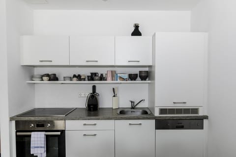 Kitchen or kitchenette, minibar, stove