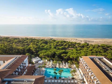 Property building, Natural landscape, Bird's eye view, View (from property/room), Beach, Pool view, Sea view, Swimming pool