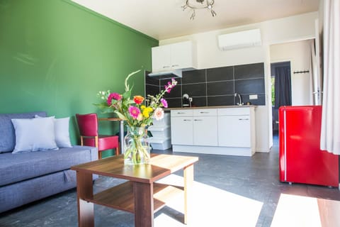 Kitchen or kitchenette, Seating area, Dining area