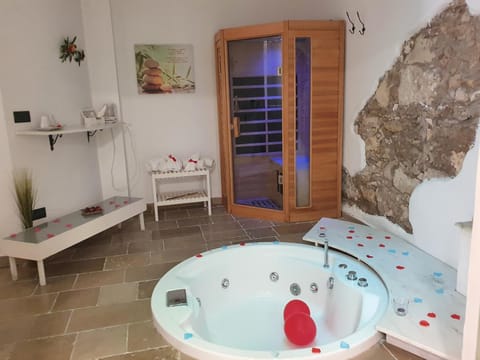 Bed, Hot Tub, Bathroom, Photo of the whole room, Bedroom, Bath, towels