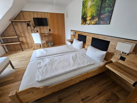 Bed, TV and multimedia, Seating area, Bedroom