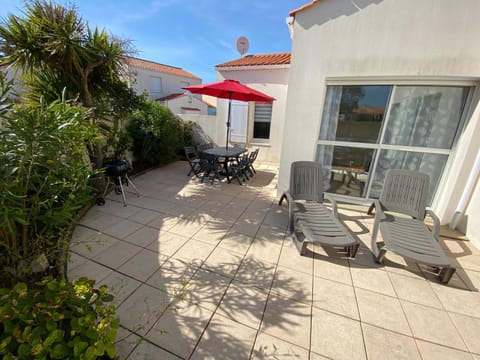 Spring, Day, Seating area, On site, Inner courtyard view