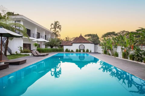 Property building, Day, Garden, Garden view, Pool view, Swimming pool, sunbed