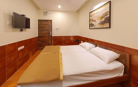 Bed, TV and multimedia, Evening entertainment, Bedroom