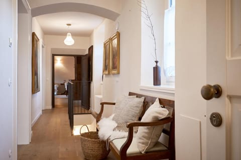 Seating area, Area and facilities