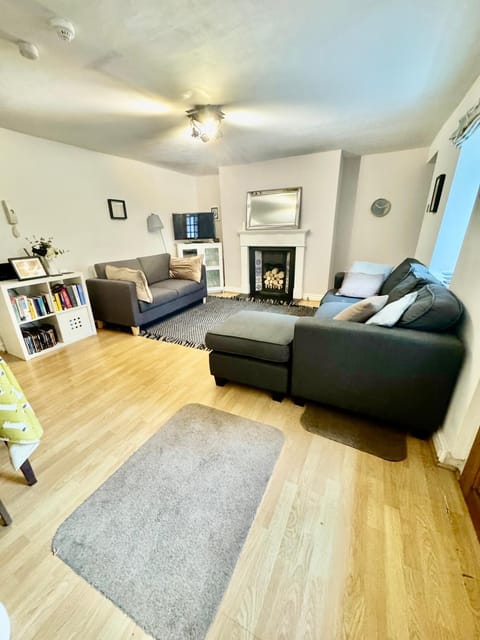 TV and multimedia, Living room, Lounge or bar, Photo of the whole room, Seating area, fireplace