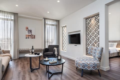 TV and multimedia, Photo of the whole room, Seating area, Bedroom