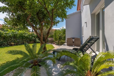 Property building, Garden, Balcony/Terrace, Garden view, sunbed