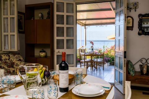 TV and multimedia, Kitchen or kitchenette, Living room, Seating area, Dining area, Communal kitchen, Food, Sea view, Breakfast, kitchen