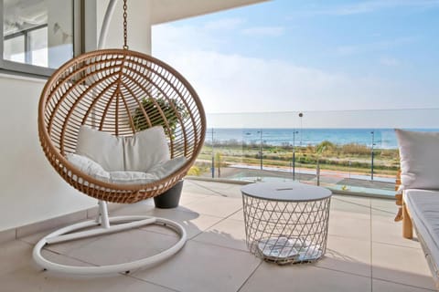 Day, Natural landscape, Winter, Balcony/Terrace, Decorative detail, Beach, On site, Pool view, Sea view