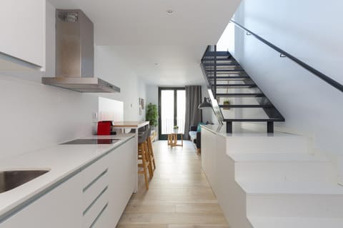 Kitchen or kitchenette, Lounge or bar, stove