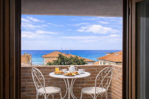 Balcony/Terrace, Food and drinks