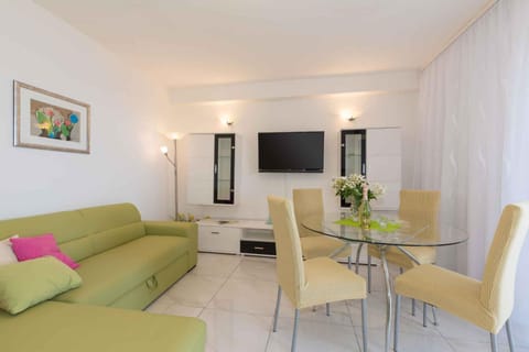 Summer, Lounge or bar