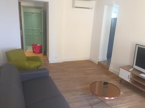 Communal lounge/ TV room, air conditioner