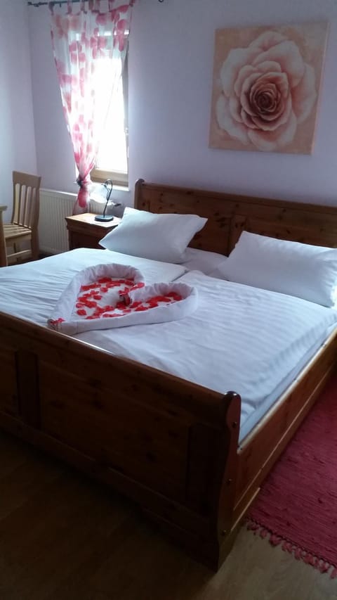 Photo of the whole room, Decorative detail, Family