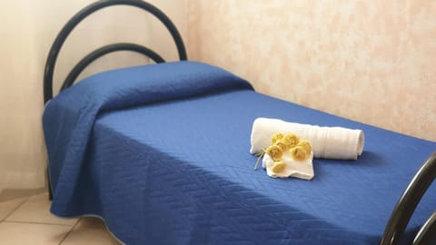 Bed, Photo of the whole room, Decorative detail, Bedroom