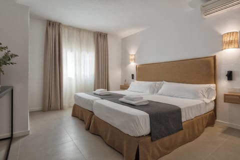 Bedroom, air conditioner