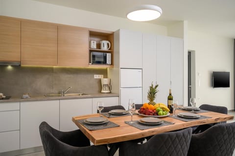 Kitchen or kitchenette, Dining area, Communal kitchen