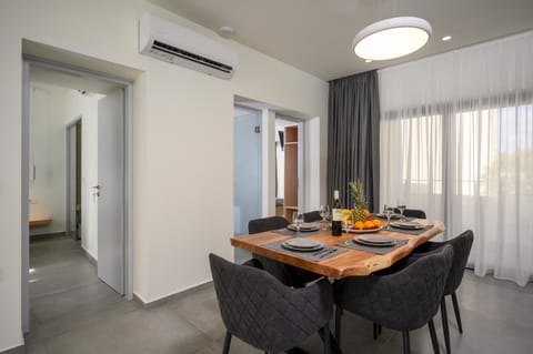 Restaurant/places to eat, Kitchen or kitchenette, Living room, Decorative detail, Dining area, Area and facilities