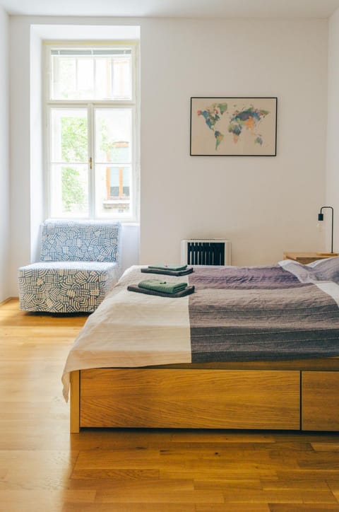 Bed, Bedroom, towels