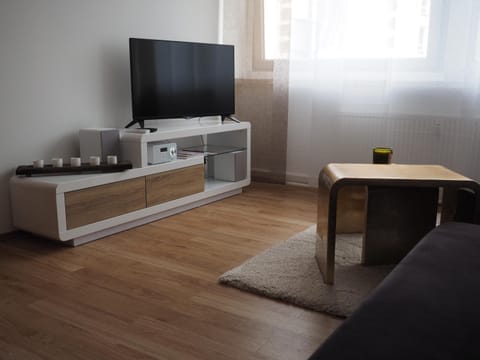 TV and multimedia, Living room, Seating area, Evening entertainment