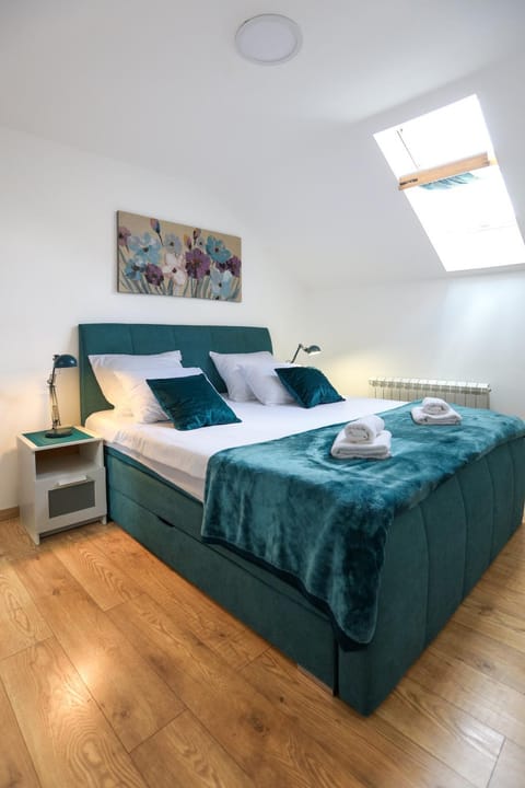 Bed, Photo of the whole room, Bedroom, towels