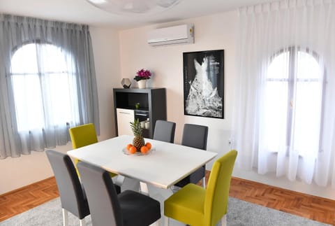 Seating area, Dining area, air conditioner