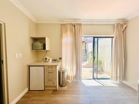 Stay at 11 on Gull Bed and Breakfast in Cape Town