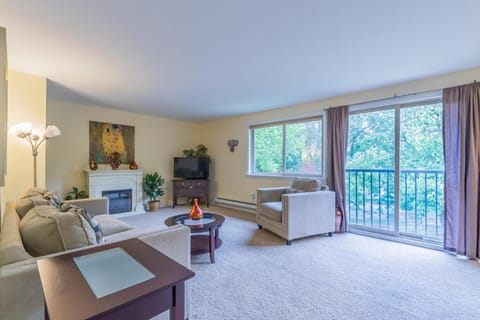 the Romeo, Best Area, 2 Bedrooms, WD, Jacuzzi Bath, No Stairs, New Carpet, 825sf Apartment in Tacoma