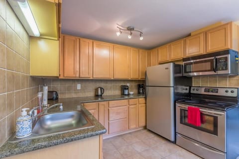 the Romeo, Best Area, 2 Bedrooms, WD, Jacuzzi Bath, No Stairs, New Carpet, 825sf Apartment in Tacoma