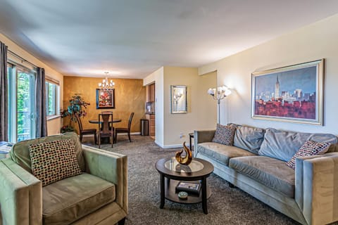 Pacific View, Best Area, 2 Baths, 2 Bedrooms, WD, Jacuzzi Bath, New Carpet, Balcony, View, 925sf Apartment in Tacoma