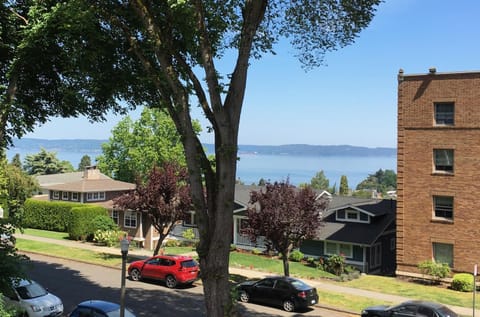Pacific View, Best Area, 2 Baths, 2 Bedrooms, WD, Jacuzzi Bath, New Carpet, Balcony, View, 925sf Apartment in Tacoma