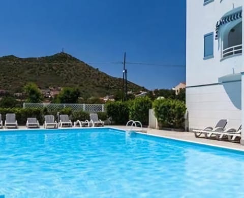 Property building, Nearby landmark, Spring, Day, Neighbourhood, Natural landscape, Summer, Mountain view, Pool view, Swimming pool, sunbed