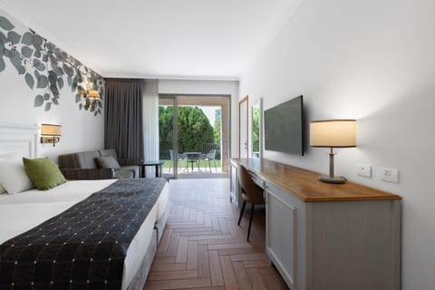 Bed, Photo of the whole room, Seating area, Bedroom