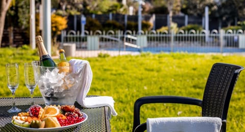Patio, Day, Garden, Food and drinks, Dining area, Garden view, Pool view, Swimming pool, Drinks, Alcoholic drinks, sunbed