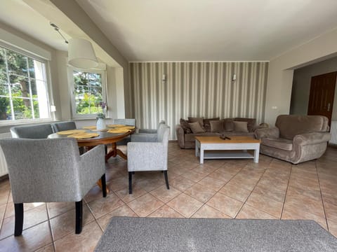 TV and multimedia, Seating area, Dining area