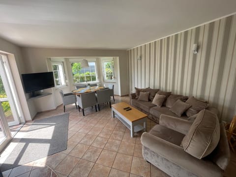 TV and multimedia, Living room, Seating area, Dining area, internet