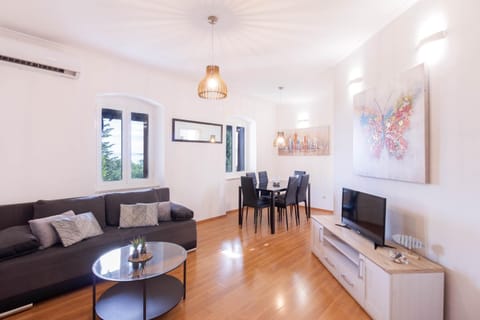 Living room, Seating area, Evening entertainment