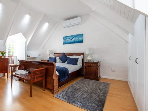 Photo of the whole room, Bedroom, air conditioner