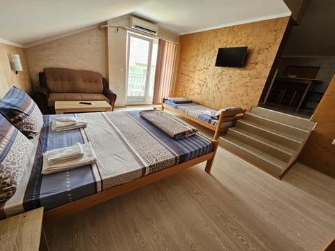 TV and multimedia, Living room, Photo of the whole room, Seating area, Bedroom